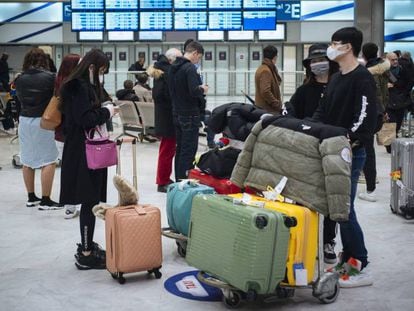 Varios pasajeros llegan a Francia procedentes de Pekín. En vídeo, hablan tres entrenadores españoles que viven en Wuhan.