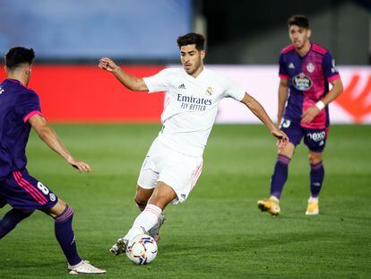 Asensio, defendido por Kike Pérez en el Real Madrid-Valladolid del pasado miércoles.