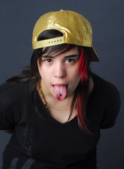 Mechas rojas, 'piercings' y tatuajes, Cumbio, o Agustina Vivero como se llama en realidad, es la 'flogger' argentina que ha logrado convocar a miles de seguidores para hacerse fotos espontáneas en encuentros que ella promueve. Es un fenómeno.