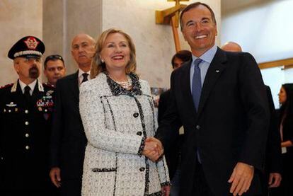 El ministro italiano del Exterior, Franco Frattini, da la bienvenida a la secretaria de Estado estadounidense, Hillary Clinton, durante la reunión que han mantenido en Roma (Italia).