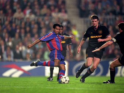 Romario marca un gol frente al Manchester United en una foto de archivo.