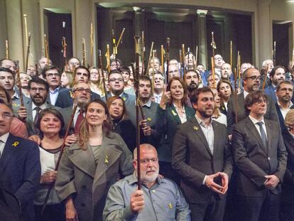 Puigdemont y los alcaldes independentistas, en la sala Bozar de Bruselas.