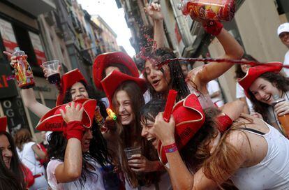 Un grupo de jóvenes celebran el comienzo de los Sanfermines horas antes del chupinazo.