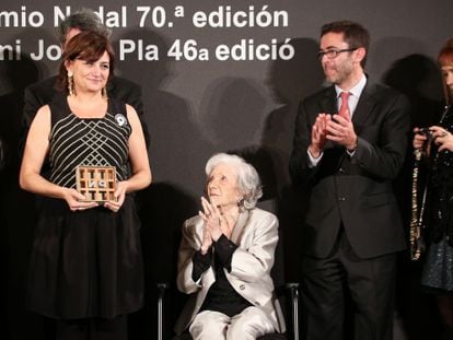 Carmen Amoraga, amb el premi, rep l'aplaudiment de Matute, asseguda.