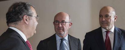 Los expresidentes de Banco Popular Ángel Ron y Emilio Saracho junto al exconsejero delegado Pedro Larena.