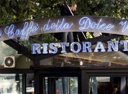 Entrada del Café de París, en Roma, tomada el pasado jueves.