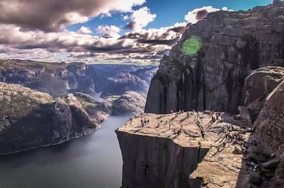 Además de presentar algunas de las imágenes ganadoras del último concurso, hemos seleccionado imágenes entre las cientos de dronestagr.am para dar nuestra propia vuelta al mundo a vista de dron. Y nos vamos a Noruega, al famoso Preikestolen (El púlpito), sobre el majestuoso fiordo Lysefjord.