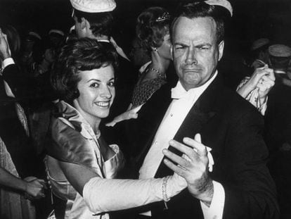 Richard Feynman baila con su esposa, Gweneth, en los premios Nobel de Estocolmo, 1965.