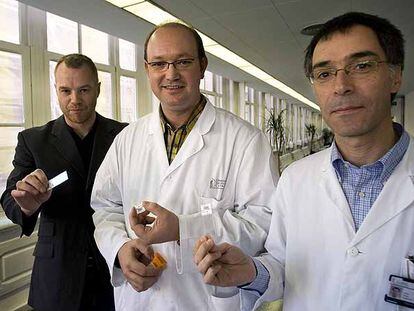 Matt Staton, Miquel Sans y Antoni Castells muestran los <i>chips</i> de pronóstico clínico.