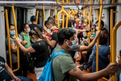 Decenas de pasajeros en los vagones de la línea 6 del metro de Madrid. 