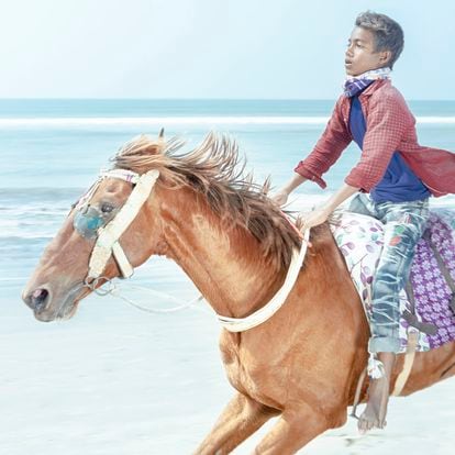 Un joven a caballo, en esta playa de 120 kilómetros.