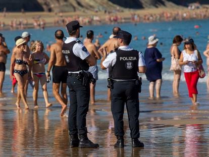 Dos agentes de la Policía Municipal de San Sebastián en la playa de La Concha el pasado 11 de septiembre.