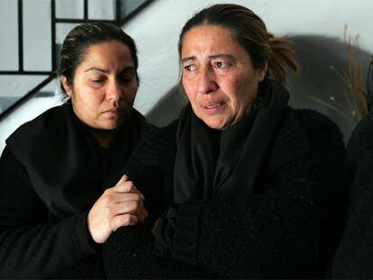 La hija y la viuda de José Reyes, en la casa de un familiar, ayer en Bujalance.