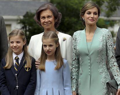 Sofía, junto a su madre la reina Letizia, su hermana, Leonor y doña Sofía.