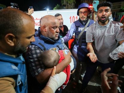 El corresponsal de Al Jazeera en Gaza, Wael Dahdouh, sostiene en sus brazos el cuerpo de su nieto, muerto con su esposa, hijo e hija en un bombardeo israelí, en el hospital Al Aqsa en el sur de la Franja, el miércoles.