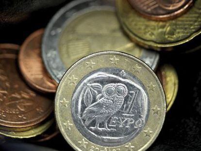 Monedas de euro griegas y alemanas son fotografiadas en un monedero en Düsseldorf en Alemania.