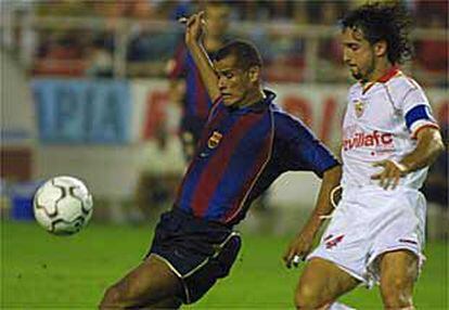 Rivaldo intenta controlar el balón ante el acoso de Pablo Alfaro.