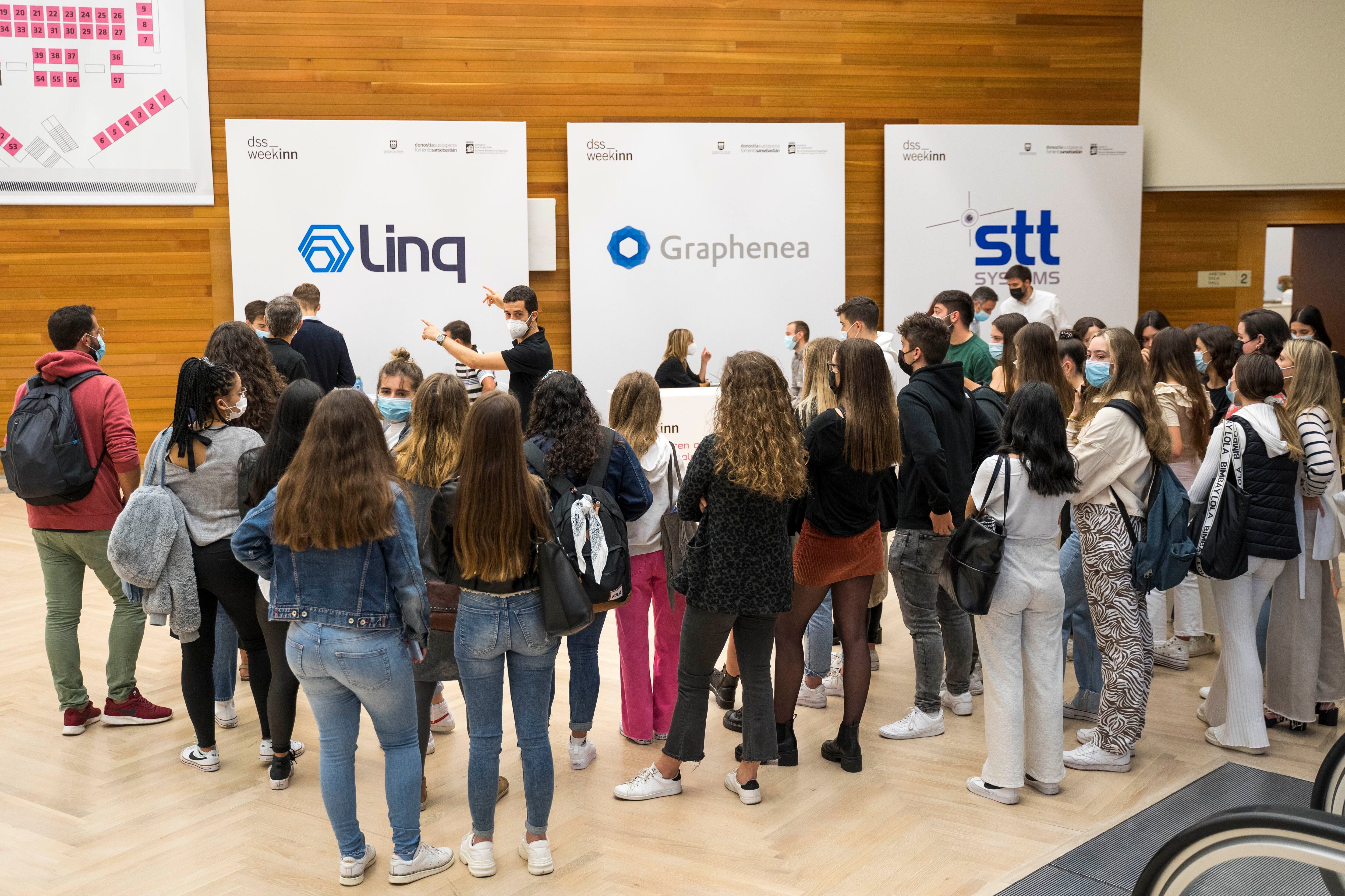 Un grupo de estudiantes donostiarras visita la primera Feria del Talento de San Sebastián.