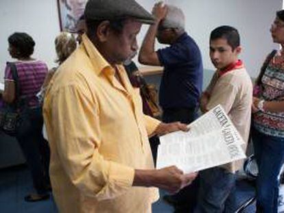 Un hombre lee la Gaceta Oficial este viernes 24 de enero de 2014, a la salida de la Imprenta Nacional de Caracas (Venezuela).