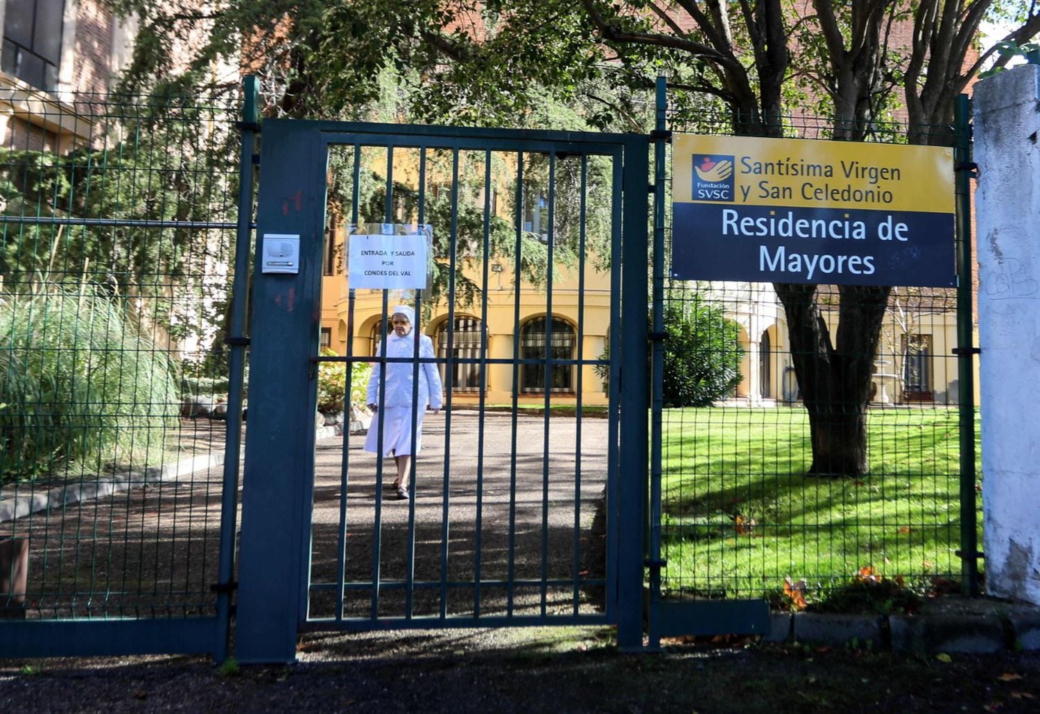 Foto de archivo de una monja caminando hacia la puerta de uno de los centros golpeados por la pandemia, la residencia de mayores Santísima Virgen y San Celedonio, en Madrid capital.