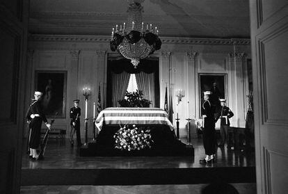 23 de noviembre de 1963. El ataúd del presidente John F. Kennedy , cubierto por la bandera norteamericana, descansa en el centro de la sala Este de la Casa Blanca en Washington.