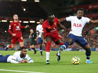 Aurier comete penalti sobre Sadio Mané.