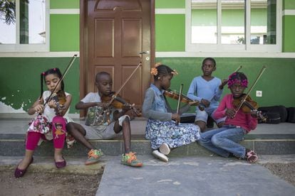 Un grupo de jóvenes violinistas practican con su violín durante las clases que reciben a diario en las instalaciones de la escuela de música.