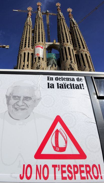 Un autobús, con un lema contrario a la visita de Benedicto XVI ("Yo no te espero"), a las puertas de la Sagrada Familia.