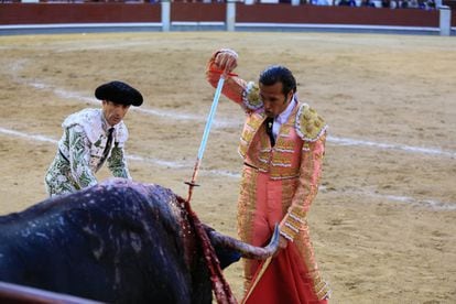 David Mora intentando descabellar en el quinto de la tarde. Toros de El Pilar.