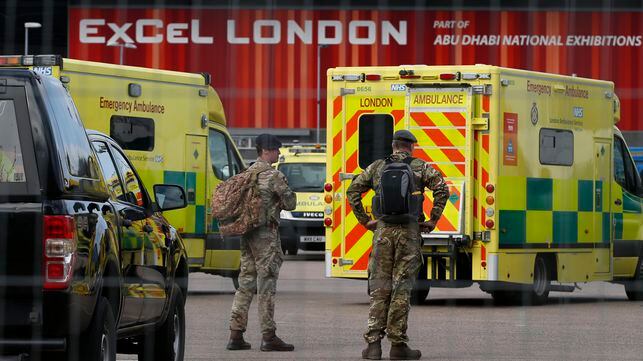 Soldados británicos, el miércoles en la entrada de un hospital de Londres.