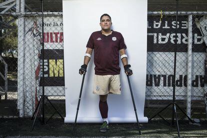 Julián Luna jugaba al fútbol en las ligas amateur, una lesión mal atendida provocó que perdiera su zurda
