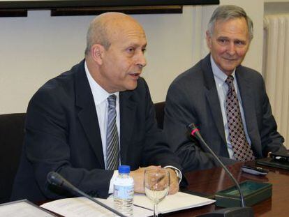 De izquierda a derecha, Jos&eacute; Ignacio Wert y Eric Hanushek durante la conferencia.