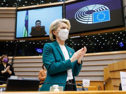 La presidenta de la Comisión Europea, Ursula von der Leyen, aplaude la intervención telemática del presidente ucranio, Volodímir Zelenski, en el Parlamento Europeo.