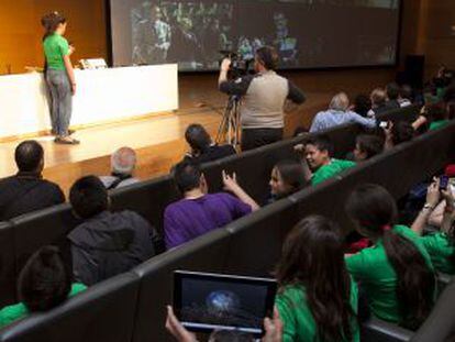 Escolares, en el Parque de las Ciencias hablando con el espacio.