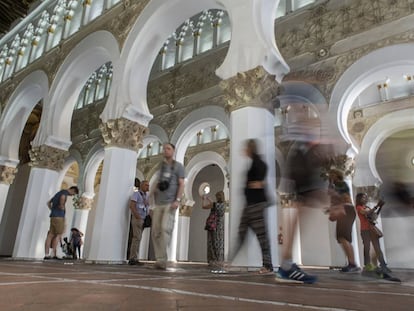 Pilares octogonales y arcos de herradura en la sinagoga de Santa María la Blanca de Toledo, de estilo mudéjar, cuyo origen se remonta al siglo XII. 
 