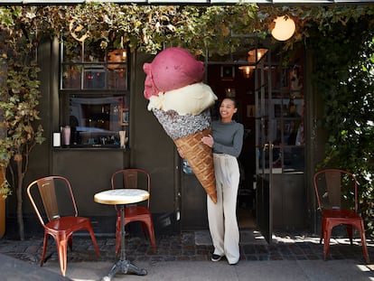 Montaje de una mujer con un helado gigante de diferentes sabores.