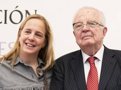 El fundador de la Fundación Loewe, Enrique Loewe, y la actual presidenta, Sheila Loewe, durante la XXXI edición del Premio de Poesía Loewe.