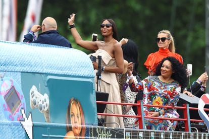 La modelo Naomi Campbell, sobre la carroza dedicada a los años noventa durante el desfile por el Jubileo de Platino de Isabel II.