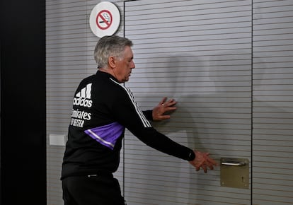 Carlo Ancelotti vende la sala de prensa, este viernes en Valdebebas.