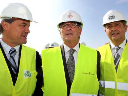 Artur Mas, Xavier Trias y Felip Puig visitan la construcci&oacute;n de una nave de contenedores en el puerto de Barcelona en 2011.