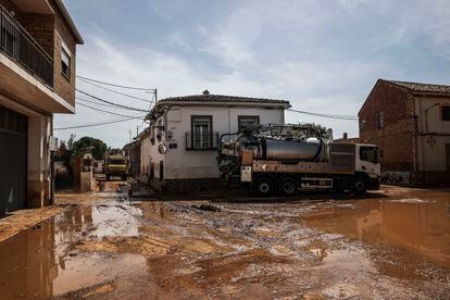 Camiones con bombas para achicar agua, en Buenache de Alarcón, seguían trabajando cuatro días después de la dana.