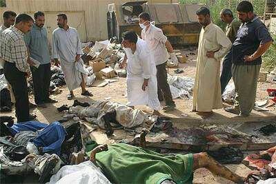 Unos hombres observan los cuerpos de algunas víctimas en el exterior de la morgue del hospital de Mussayeb, al sur de Bagdad.