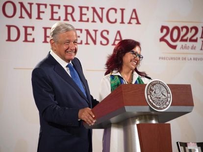 El presidente de México, Andrés Manuel López Obrador, acompaña a Leticia Ramírez durante su nombramiento como secretaria de Educación, el 15 de agosto de 2022, en Ciudad de México.