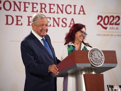 El presidente de México, Andrés Manuel López Obrador, acompaña a Leticia Ramírez durante su nombramiento como secretaria de Educación, el 15 de agosto de 2022, en Ciudad de México.