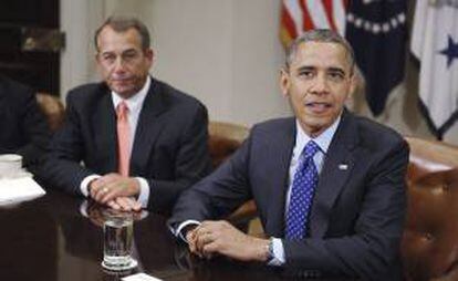 En la imagen, el presidente estadounidense Barack Obama (d) y el presidente de la Cámara de Representantes John Boehner (i) durante una reunión en la Casa Blanca, Washington, el pasado 16 de noviembre de 2012.  EFE/Archivo