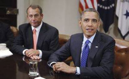 En la imagen, el presidente estadounidense Barack Obama (d) y el presidente de la Cámara de Representantes John Boehner (i) durante una reunión en la Casa Blanca, Washington, el pasado 16 de noviembre de 2012. EFE/Archivo