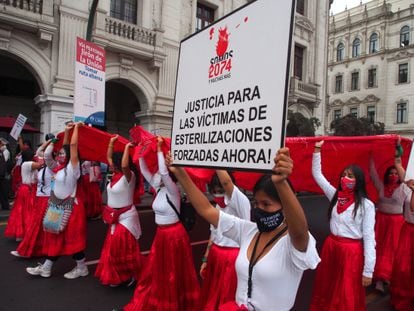 Una protesta en Lima para denunciar las esterilizaciones forzadas en los años noventa.
