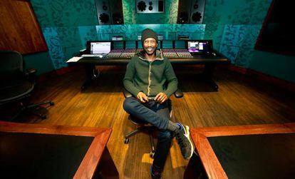 Daby Touré en un estudio de grabación.