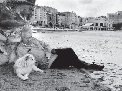 Álvaro Mutis, en la playa de Biarritz en 1995.