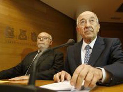 El exgobernador del Banco de Espa&ntilde;a Miguel &Aacute;ngel Fern&aacute;ndez Ord&oacute;&ntilde;ez en su comparecencia de junio de 2013 en Les Corts Valencianes